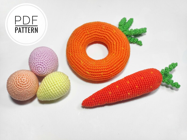 Puede incluir: Un conjunto de juguetes de zanahoria de crochet, que incluye un anillo, una zanahoria y tres huevos en diferentes colores pastel. Los juguetes est&aacute;n hechos con un punto texturizado y son perfectos para los primeros juguetes de un beb&eacute;.