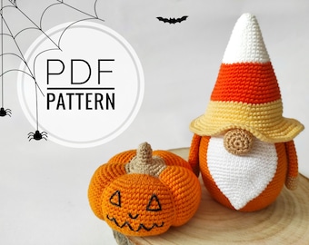 Può includere: Schema all'uncinetto per un gnomo di Halloween con un cappello di mais caramellato e una zucca. Lo schema è disponibile per il download in PDF.