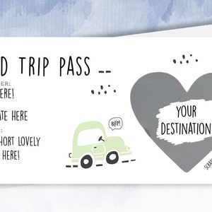 K&ouml;nnte beinhalten: Eine wei&szlig;e Karte mit einer gr&uuml;nen Autoillustration und einem grauen Herzen mit dem Text "YOUR DESTINATION" und "SCRATCH ME TO REVEAL". Die Karte tr&auml;gt den Text "ROAD TRIP PASS" und Platz zum Ausf&uuml;llen des Passagiernamens, des Datums und einer Nachricht.