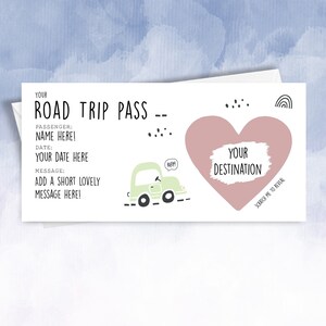 K&ouml;nnte beinhalten: Ein druckbarer Roadtrip-Pass mit einem Rubbelherz, auf dem "Dein Ziel" steht, und einem Comic-Auto mit dem Text "Piep!" Der Pass bietet Platz zum Eintragen des Namens des Passagiers, des Datums und einer Nachricht.