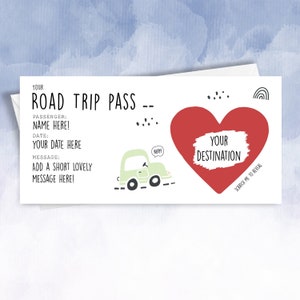 K&ouml;nnte beinhalten: Ein druckbarer Roadtrip-Pass mit einer gr&uuml;nen Auto-Illustration und einem roten Herzen mit dem Text "YOUR DESTINATION", der zum Aufdecken des Ziels zerkratzt werden kann. Der Text "SCRATCH ME TO REVEAL" befindet sich unter dem Herzen.