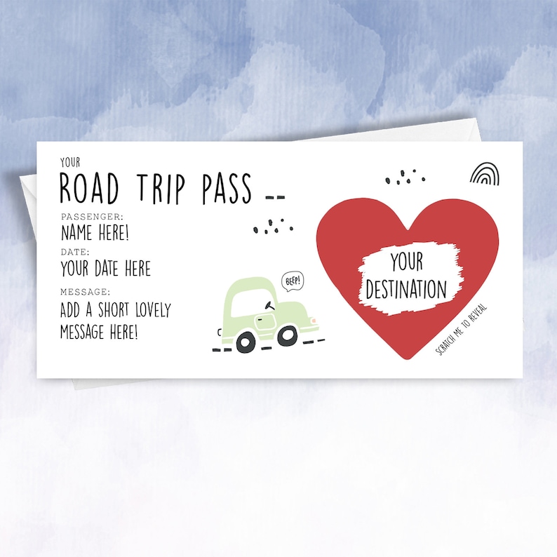 K&ouml;nnte beinhalten: Ein druckbarer Roadtrip-Pass mit einer gr&uuml;nen Auto-Illustration und einem roten Herzen mit dem Text "YOUR DESTINATION", der zum Aufdecken des Ziels zerkratzt werden kann. Der Text "SCRATCH ME TO REVEAL" befindet sich unter dem Herzen.