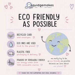 Puede incluir: Una infograf&iacute;a con fondo rosa claro que incluye el texto ECO FRIENDLY AS POSSIBLE y el logo de squidgemakes. Enumera cart&oacute;n reciclado, tintas ecol&oacute;gicas, embalaje sin pl&aacute;stico y energ&iacute;a renovable, con una tierra animada y corazones.