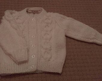 Hübsche weiße funkelnde Strickjacke