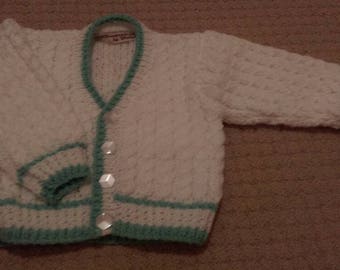 Cute v-necked cardigan in white cable knit with turquoise accents