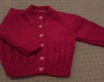 Hübsche rote Strickjacke mit Erdbeerknöpfen