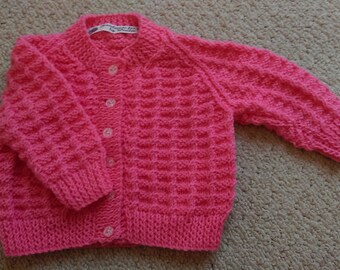 Hübsche lachsrosa Strickjacke