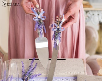 Lavendel mes en serveerset voor bruidstaart, rustieke cake