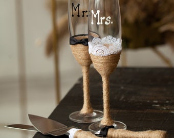 Wedding glasses and cake server set Mr and mMrs, Rustic wedding flutes and cake cutting set,Anniversary glasses and wedding serving set Boho