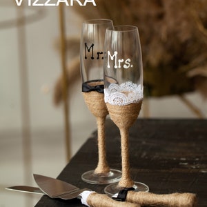 Bride and groom glasses, Champagne glasses Set of 2 Rustic wedding, Personalized glasses, Mr and mrs flutes, Toasting glasses Rustic wedding