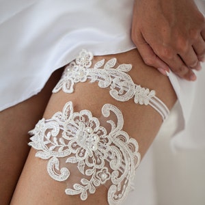 Hochzeitskorb und Hochzeitskissen-Set Rustikale Hochzeit, Ringträgerkissen und Blumenmädchenkorb Boho-Hochzeit, Korb und Kissen Boho-Hochzeit 2 Bridal Garters