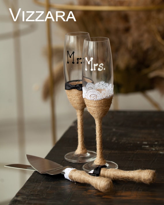 Wedding glasses and cake server set Mr and mMrs, Rustic wedding flutes and cake cutting set,Anniversary glasses and wedding serving set Boho