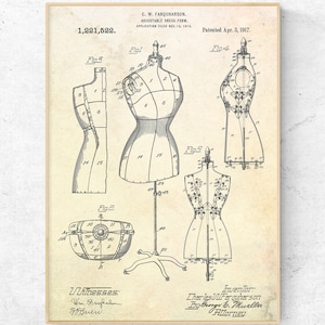 Può includere: Un disegno di brevetto vintage per un manichino da sartoria regolabile. Il disegno mostra una vista laterale del manichino, con un primo piano della costruzione del manichino. Il numero di brevetto 1,221,522 e la data 3 aprile 1917 sono stampati nella parte superiore del disegno.