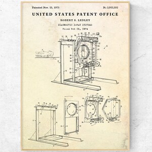 Pode incluir: Um desenho de linha preto e branco de uma patente de um sistema de raios-X de diagnóstico. A patente é intitulada "Diagnostic X-Ray Systems" e foi apresentada em 15 de fevereiro de 1974 por Robert S. Ledley. O número da patente é 3.922.552.
