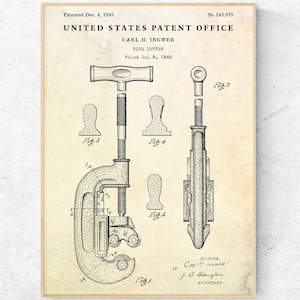 Puede incluir: Un dibujo en blanco y negro de un patente de cortador de tuberías. La patente se titula "Cortador de tuberías" y se presentó el 9 de julio de 1945. El número de patente es 143.075. El inventor es Carl H. Ingwer. El dibujo de la patente muestra una vista detallada del cortador de tuberías.