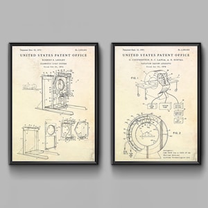 Könnte beinhalten: Zwei Schwarzweiß-Patentzeichnungen für medizinische Bildgebungsgeräte. Die erste Zeichnung zeigt ein diagnostisches Röntgen-System. Die zweite Zeichnung zeigt eine Strahlenbildgebungsapparatur. Beide Zeichnungen enthalten Text und Diagramme.