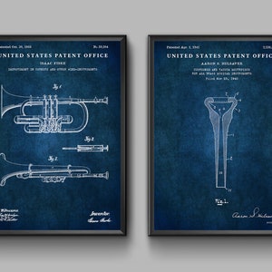 Op de afbeelding: Twee vintage patenttekeningen op een blauwe achtergrond. Het eerste patent is voor een trompet, het tweede voor een mondstuk. De tekst op het eerste patent luidt "United States Patent Office, Isaac Fiske, Improvement in Cornets and Other Wind-Instruments, Patented Oct. 20, 1886, No. 50,204". De tekst op het tweede patent luidt "United States Patent Office, Aaron B. Hulbavor, Cushioned and Tapered Mouthpiece for All Brass Musical Instruments, Patented Apr. 1, 1941, 2,336,875".