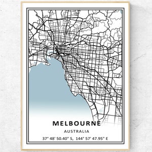 Peut inclure: Une carte en noir et blanc de Melbourne, en Australie, avec un fond dégradé bleu. La carte montre les rues et les monuments de la ville. Le texte "MELBOURNE" et "AUSTRALIE" est imprimé sous la carte, ainsi que les coordonnées de la ville : "37° 48' 50.40" S, 144° 57' 47.95" E".