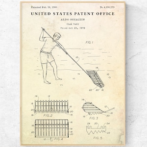 Op de afbeelding: Een zwart-witte lijntekening van een patent voor een schelpdierhark. De tekening toont een persoon die de hark gebruikt om schelpdieren uit het water te verzamelen. Het patent is getiteld "Schelpdierhark" en is ingediend op 23 oktober 1978.