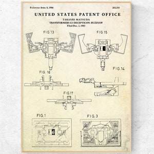Puede incluir: Un dibujo en blanco y negro de un juguete robot patentado. La patente se titula "Transformers GI Decepticon: Buzzsaw" e incluye varios diagramas del juguete en diferentes posiciones. La patente se presentó el 2 de diciembre de 1983 y se patentó el 8 de abril de 1986.