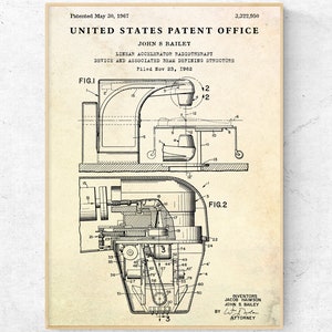 Puede incluir: Un dibujo de línea en blanco y negro de una patente para un dispositivo de radioterapia de acelerador lineal y una estructura de definición de haz asociada. La patente se presentó el 23 de noviembre de 1962 y se concedió el 30 de mayo de 1967. El número de patente es 3.322.950. La patente fue inventada por Jacob Haimson y John S. Bailey.