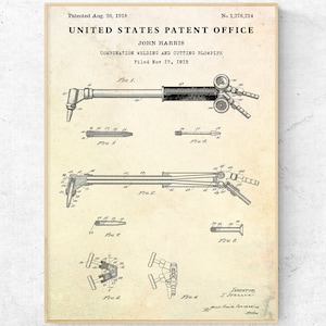 Puede incluir: Un dibujo de patente vintage para un soplete de soldadura y corte combinado, que muestra varios ángulos de la herramienta. La patente se presentó el 17 de noviembre de 1915 y se concedió el 20 de agosto de 1918 a John Harris. El número de patente es 1.276.214.