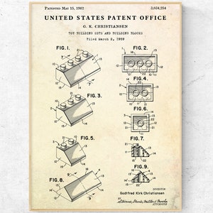 Op de afbeelding: Een zwart-witte lijntekening van een patent voor een speelgoedbouwset en bouwstenen. Het patent werd ingediend op 2 maart 1959 en verleend op 15 mei 1962. Het patent toont verschillende aanzichten van de bouwstenen, die van plastic zijn gemaakt en een verscheidenheid aan vormen en maten hebben. Het patent bevat ook een beschrijving van hoe de bouwstenen kunnen worden gebruikt om verschillende structuren te creëren.