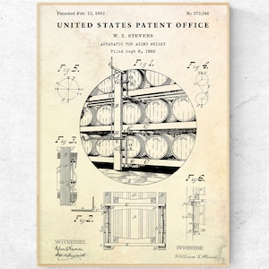 Può includere: Illustrazione in bianco e nero di un brevetto per un apparecchio per l'invecchiamento del whisky. Il brevetto è datato 13 febbraio 1883 e ha il numero 272.346. Il brevetto è per un sistema di barili impilati su scaffali con un meccanismo per ruotare i barili.