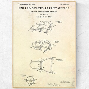Pode incluir: Um desenho a preto e branco de uma patente de focinheira para cães de 31 de agosto de 1920. A patente é para uma focinheira para cães projetada por Henry Lespinasse Stoker. O desenho mostra a focinheira de diferentes ângulos.