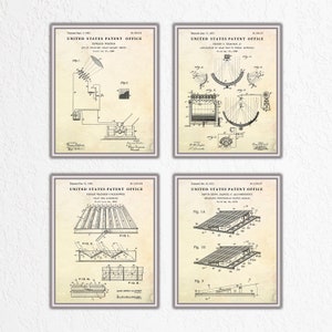 Può includere: Set di tre tazze in ceramica con finitura opaca e macchiettata. Le tazze sono nei toni del crema, grigio chiaro e grigio scuro. Ogni tazza ha un design semplice e minimalista.