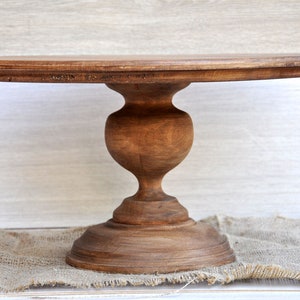 Alzata rustica in legno per torte, ideale per matrimoni, compleanni, baby shower e battesimi. Possibilità di personalizzazione. Diametro del piatto per torte: 35,6 cm, 40,6 cm, 45,7 cm.