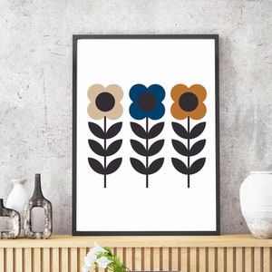 Op de afbeelding: Een ingelijst afdruk van drie gestileerde bloemen met zwarte stelen en bladeren. De bloemen zijn beige, blauw en oranje.