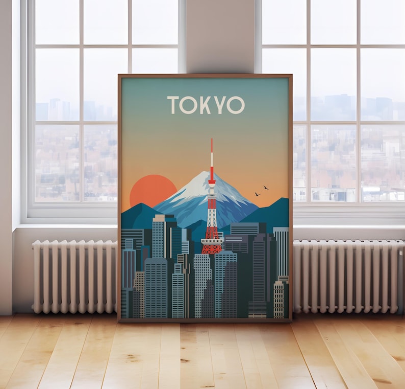K&ouml;nnte beinhalten: Ein gerahmter Kunstdruck mit einer stilisierten Illustration von Tokio. Das Kunstwerk zeigt die Skyline der Stadt mit dem Berg Fuji, einem rot-wei&szlig;en Turm und einer aufgehenden Sonne. Das Wort "TOKYO" ist oben aufgedruckt.