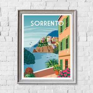 Pode incluir: Uma ilustra&ccedil;&atilde;o colorida de uma cidade com a palavra "SORRENTO" em letras brancas. A cena apresenta uma vista de uma cidade constru&iacute;da em um penhasco com vista para uma massa de &aacute;gua azul. A imagem &eacute; emoldurada com uma moldura marrom clara.