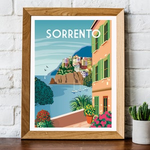 Pode incluir: Uma ilustra&ccedil;&atilde;o colorida da cidade de Sorrento, It&aacute;lia, com vista para o mar e um edif&iacute;cio com persianas verdes. A ilustra&ccedil;&atilde;o est&aacute; emoldurada em uma moldura de madeira.