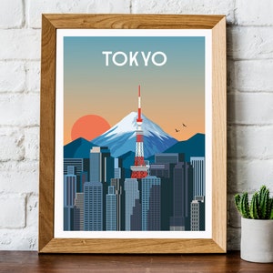K&ouml;nnte beinhalten: Ein gerahmter Kunstdruck mit einer stilisierten Illustration von Tokio. Das Kunstwerk zeigt die Skyline von Tokio mit dem Tokyo Tower, dem Fuji und einer aufgehenden Sonne. Das Wort "TOKYO" steht oben.