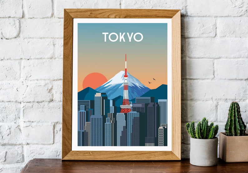 K&ouml;nnte beinhalten: Ein gerahmter Kunstdruck mit einer stilisierten Illustration von Tokio. Das Kunstwerk zeigt die Skyline von Tokio mit dem Tokyo Tower, dem Fuji und einer aufgehenden Sonne. Das Wort "TOKYO" steht oben.