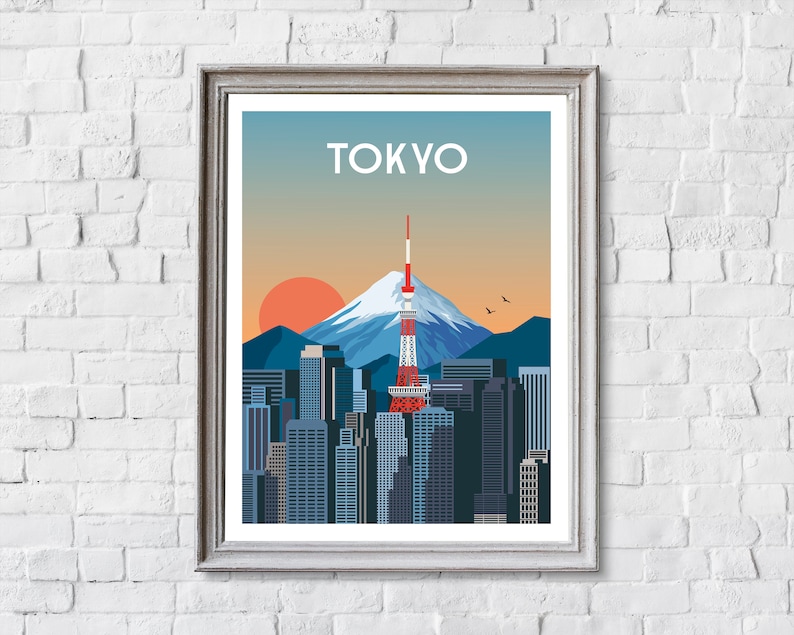 K&ouml;nnte beinhalten: Gerahmter Kunstdruck mit einer stilisierten Illustration von Tokio. Das Kunstwerk zeigt die Skyline von Tokio mit dem Tokyo Tower, dem Berg Fuji und einer untergehenden Sonne. Das Wort "TOKYO" ist oben aufgedruckt.