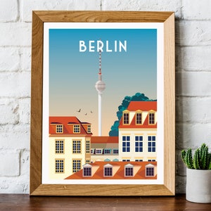 Pode incluir: Uma ilustra&ccedil;&atilde;o emoldurada do horizonte de Berlim com a ic&ocirc;nica torre Fernsehturm, edif&iacute;cios com telhados vermelhos e um c&eacute;u azul. O texto "BERLIN" est&aacute; impresso em branco na parte superior da imagem.