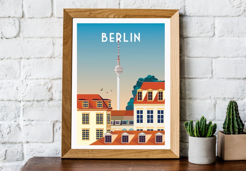 Pode incluir: Uma ilustra&ccedil;&atilde;o emoldurada do horizonte de Berlim com a ic&ocirc;nica torre Fernsehturm, edif&iacute;cios com telhados vermelhos e um c&eacute;u azul. O texto "BERLIN" est&aacute; impresso em branco na parte superior da imagem.