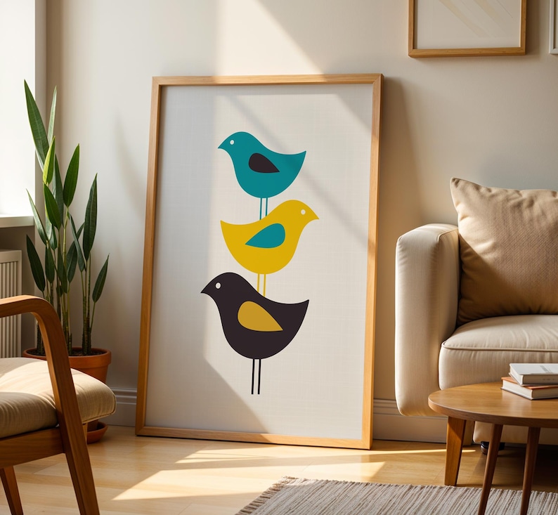 K&ouml;nnte beinhalten: Ein gerahmter vertikaler Wandkunstdruck mit drei gestapelten, stilisierten V&ouml;geln in einer Spalte. Der oberste Vogel ist blaugr&uuml;n mit schwarzem Fl&uuml;gel, der mittlere Vogel ist gelb mit blaugr&uuml;nem Fl&uuml;gel und der untere Vogel ist dunkelgrau mit gelbem Fl&uuml;gel.