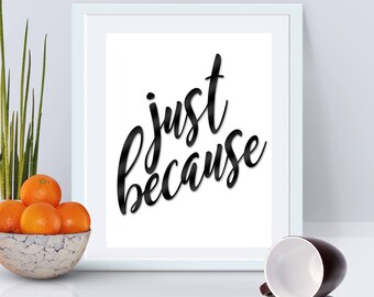 Puede incluir: Una impresión enmarcada en blanco con el texto "just because" en letras cursivas negras.