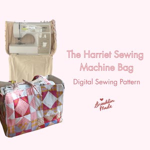 Puede incluir: Una máquina de coser se encuentra dentro de un estuche beige, con una bolsa a juego debajo. La bolsa inferior presenta un patrón de formas geométricas rosas, blancas y amarillas. El texto dice "The Harriet Sewing Machine Bag Digital Sewing Pattern."