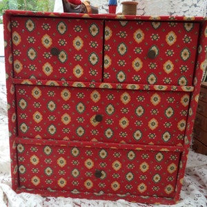 Vintage grande boite à couture 4 tiroirs cartonnage recouvert tissu cretonne rouge/boite à couture /boite de rangement bazard de brodeuse
