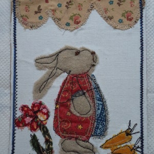 Art textile carte postale originale/Madame Lapinou/appliqué libre/ tissus coton/art postal