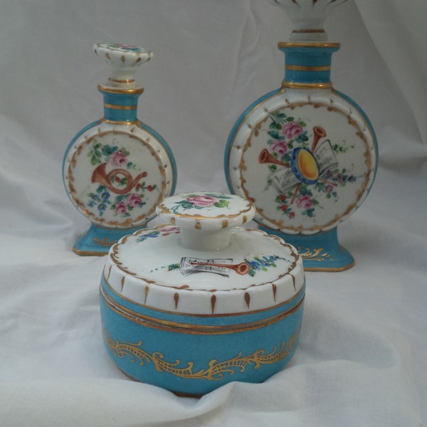 Ancien set de toilette porcelaine blanche décor floral/musique/or à la main/vintage french set vanity porcelain hand painting