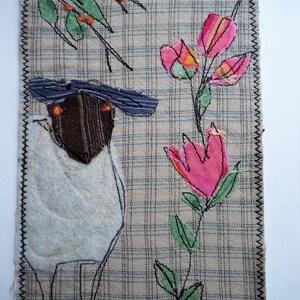 Art textile /carte postale originale/le mouton curieux/modéle unique/appliqué libre