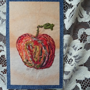 Art textile carte postale originale/ la Pomme/ broderie fils de coton ,/soie /intissé / denim /art postal/pièce unique /upcycling