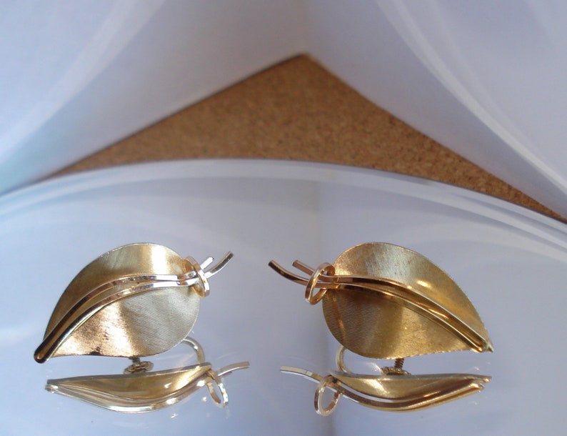 Krementz screw back earrings Vintage Gold tone leaf earrings
