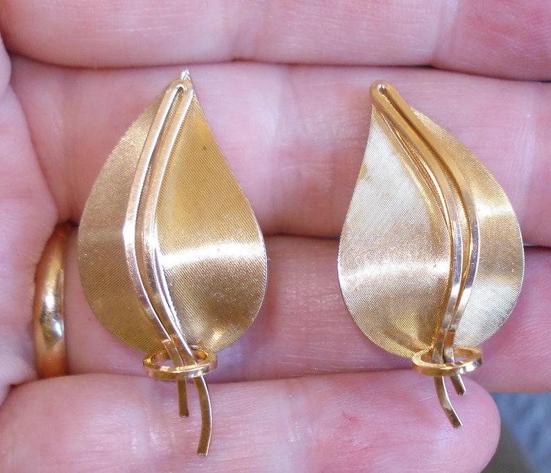 Krementz screw back earrings Vintage Gold tone leaf earrings